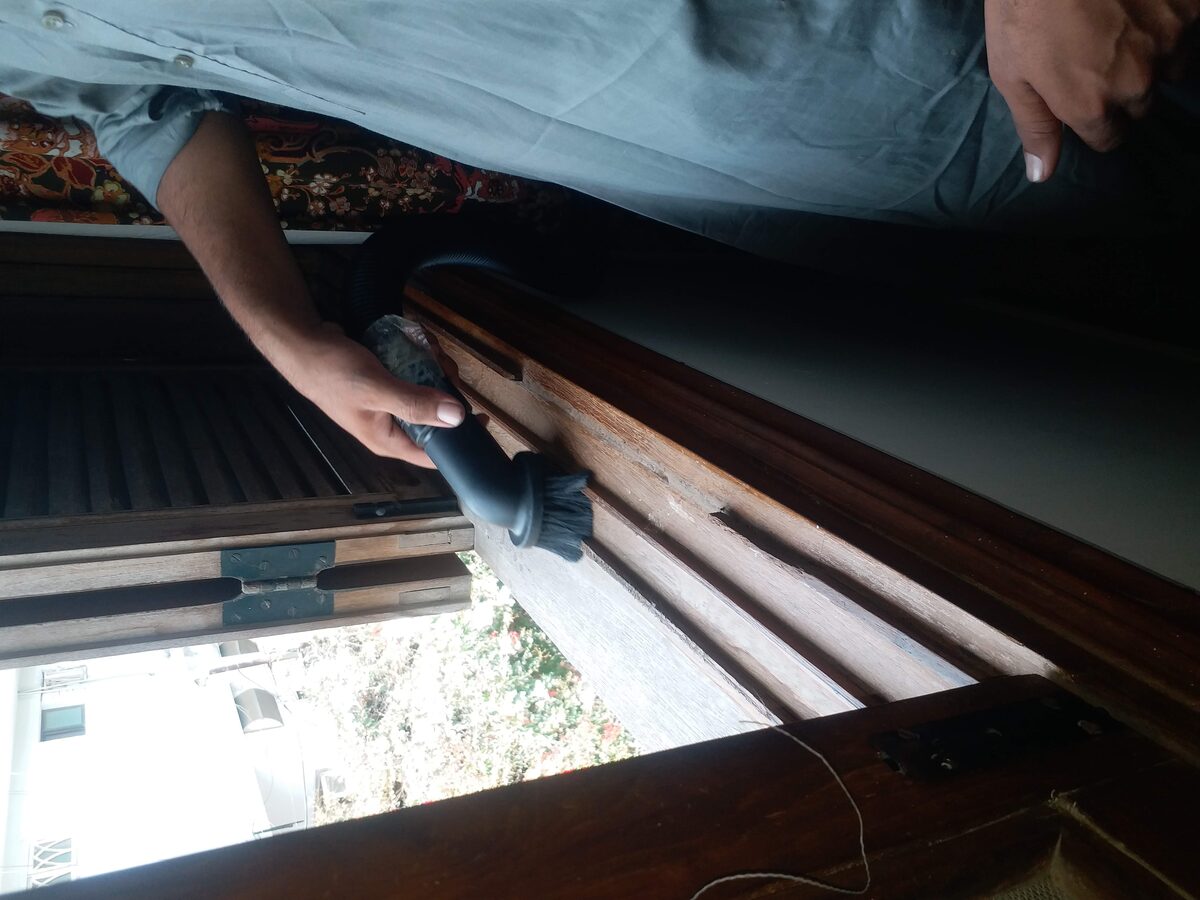 Window sill deep cleaning